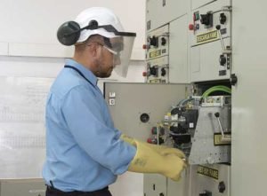 Proteccion trabajos electricos con guantes dieléctricos