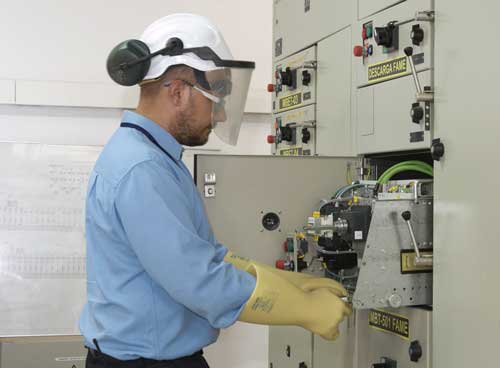 Proteccion trabajos electricos con guantes dieléctricos